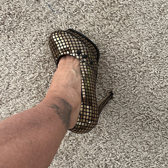 Iron fist platform golden pumps in mirror style - Picture 6 of 13